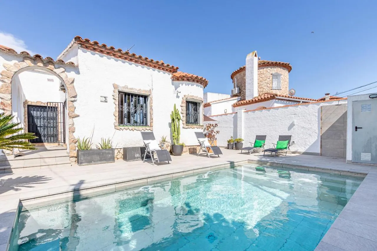 137- Empurialola-Casa De Vacaciones Con Piscina Privada En Empuriabrava