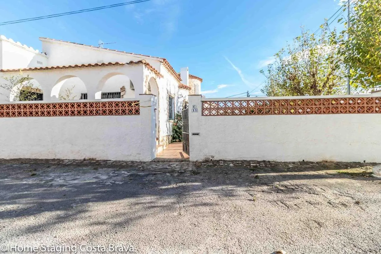 137- Empurialola-Casa De Vacaciones Con Piscina Privada En Empuriabrava Spain