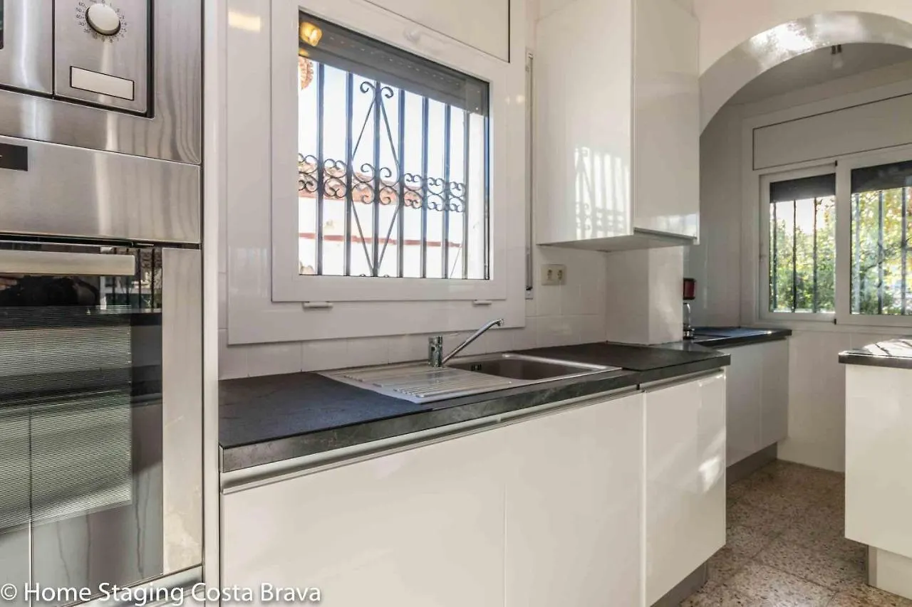 137- Empurialola-Casa De Vacaciones Con Piscina Privada En Empuriabrava Spain